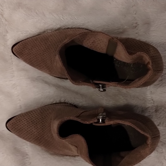 Vince Camuto Cream and Brown Ankle Boots Size NWT - Picture 3 of 9